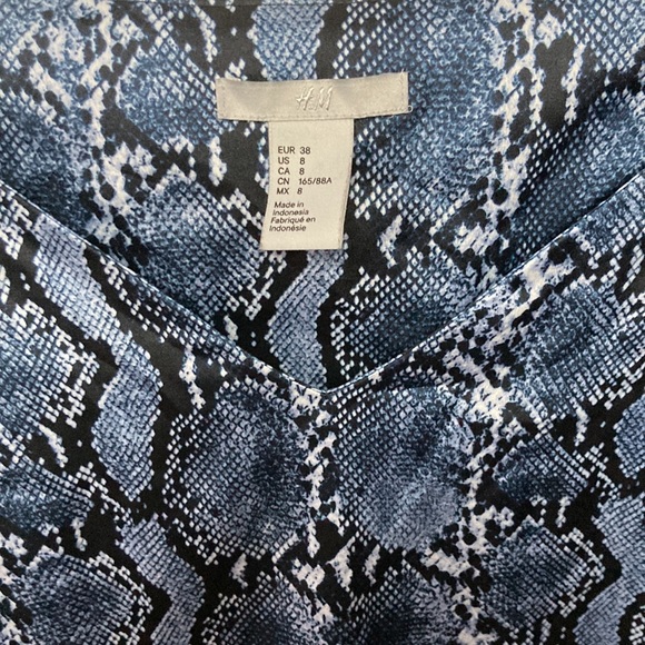 H&M💫 Women’s Blue Snakeskin Print Silky Camisole - Picture 4 of 6